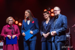 Gala finałowa X edycji Przeglądu Teatrów Amatorskich „Kurtyna” w gdyńskim Małym Kacku. Na zdjęciu m.in. Mariusz Bzdęga, Katarzyna Gruszecka-Spychała i przedstawciele stowarzyszenia KACK (fot. Paweł Budziński)