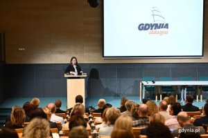 Wiceprezydentka Gdyni Oktawia Gorzeńska otwiera forum oświatowe w Sali Morskiej PPNT
