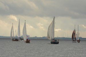 Kilka jachtów na wodach Zatoki Gdańskiej podczas parady w ramach zlotu "Próchno i Rdza" // fot. Maciej Sodkiewicz