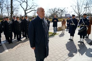 Senator Sławomir Rybicki składający kwiaty pod tablicą Marynarzy Polskich Zamordowanych na Wschodzie