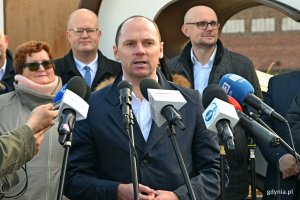 Poseł Rafał Siemaszko w towarzystwie parlamentarzystów i samorządowców z Pomorza podczas briefingu na temat ustawy metropolitalnej
