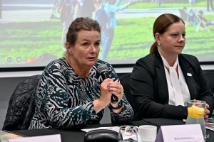 Beata Jaworowska &ndash; zastępca dyrektora Departamentu Kultury Urzędu Marszałkowskiego Wojew&oacute;dztwa Pomorskiego i prezydent Gdyni Aleksandra Kosiorek podczas konferencji prasowej zapowiadającej 51. Festiwal Polskich Film&oacute;w Fabularnych, kt&oacute;ra odbyła się w Hotelu Mercure