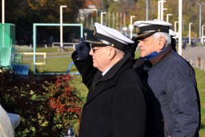Uczestnicy uroczystości oddający hołd zmarłym ludziom morza przed pomnikiem „Tym, co odeszli na wieczną wachtę” 