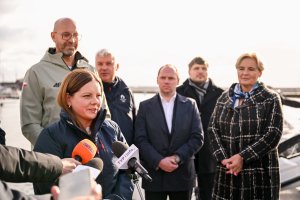 Wizyta ministra sportu w Gdyni. Konferencja prasowa, przemawia prezydent Gdyni Aleksandra Kosiorek. (fot. MSiT)