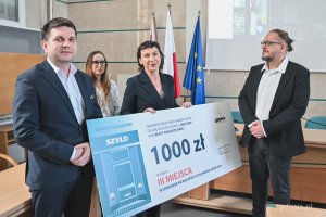 Wręczenie nagród w konkursie na najlepiej zaprojektowany szyld w Gdyni - nagrodę odbiera przedstawicielka sklepu Modystka z ul. Kilińskiego (fot. Kamil Złoch)