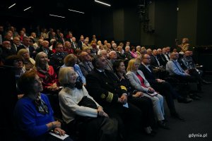 Uczestnicy uroczystości z okazji 50-lecia Towarzystwa Miłośnik&oacute;w Gdyni zgromadzeni w sali Konsulatu Kultury