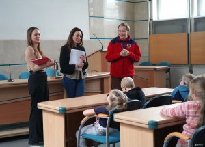 Dwie kobiety i mężczyna w stroju przewodnika