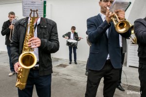 Wielobarwny Pomorski Przemarsz Seniorów ulicami Gdyni. Gra orkiestra dęta. Fot. Karol Stańczak
