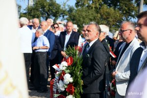 Symboliczne złożenie kwiatów pod pomnikiem Ofiar Grudnia '70, fot. Kamil Złoch
