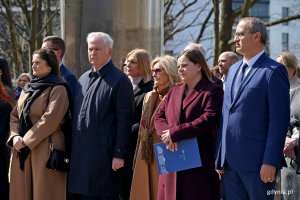Od lewej: posłanka Dorota Arciszewska-Mielewczyk, senator Sławomir Rybicki, prezydent Gdyni Aleksandra Kosiorek, wiceprzewodniczący Rady Miasta Gdyni Ireneusz Trojanowicz i wicewojewoda pomorski Emil Rojek podczas uroczystości z okazji Dnia Pamięci Ofiar Zbrodni Katyńskiej na Cmentarzu Wojennym w Redłowie