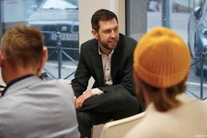 Marcin Zawisza, przewodniczący Rady ds. Mężczyzn z uczestnikami posiedzenia