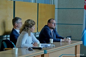 Wiceprezydent Rafał Geremek i Mariusz Bzdęga – dyrektor zarządzający ds. kultury i aktywności mieszkańców Urzędu Miasta Gdyni podczas spotkania z radnymi miasta oraz dzielnicy Oksywie w Urzędzie Miasta Gdyni
