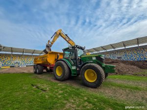 Prace wykonywano przy użyciu ciężkiego sprzętu (fot. Marek Urbaniak)
