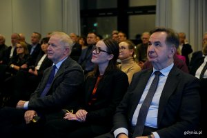 Od lewej: senator Sławomir Rybicki, posłowie Wioleta Tomczak i Stanisław Lamczyk oraz inni uczestnicy spotkania Komitetu Honorowego Obchodów 100-lecia Gdyni