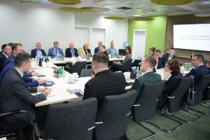 Uczestnicy spotkania z ministrem sportu i turystki, które odbyło się w siedzibie Polskiej Organizacji Turystycznej