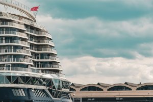 Ogormny statek przy Dworcu Morskim