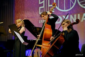 Uczniowie Szkoły Muzycznej I i II stopnia im. Z. Noskowskiego w Gdyni występujący podczas koncertu &bdquo;Muzyczny portret Gdyni&rdquo; 