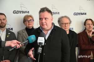 Na zdjęciu, przy mikrofonie widoczny Jerzy Rados, dyrektor Gdyńskiego Centrum Filmowego. (fot. Łukasz Kamasz)