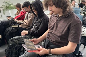 Światowy Tydzień Przedsiębiorczości 2025 w ZSA-E w Gdyni, na zdjęciu gdyński grafik Jan Rutka (fot. Katarzyna Balcerzak)