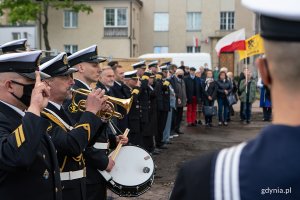 Uroczystość odsłonięcia tablicy pamiątkowej na cokole Krzyża Rybackiego im. Tadeusza Wendy w setną rocznicę odprawienia polowej mszy św. z okazji rozpoczęcia budowy portu w Gdyni. Fot. Anna Rezulak