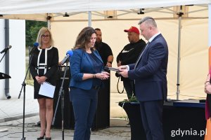 na zdjęciu uśmiechnięci ludzie