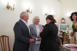 Para senior&oacute;w z kobietą w marynarce