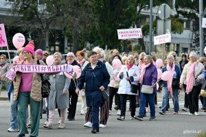 Uczestnicy Marszu R&oacute;żowej Wstążki na Skwerze Kościuszki 