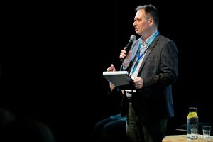 Prof. Jakub Morawiec prowadzący galę otwarcia festiwalu Nordic Talking