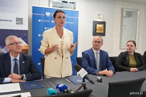 W podpisaniu umowy ws. finansowania i budowy łącznicy Obwodnicy Metropolii Tr&oacute;jmiejskiej uczestniczyli m.in. (od lewej): starosta kartuski Bogdan Łapa, wojewoda pomorska Beata Rutkiewicz, wicewojewoda pomorski Emil Rojek i prezydent Gdyni Aleksandra Kosiorek 