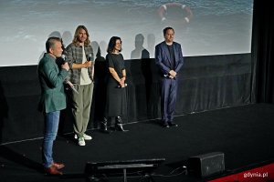 Przedpremierowe pokazy „Heweliusza” odbyły się w Gdyńskim Centrum Filmowym. Uczestniczyli w nich m.in. (od prawej): Jan Holoubek – reżyser serialu, Anna Kępińska – producentka czy Kasper Bajon – scenarzysta. Całość poprowadził Jarosław Kuźniar 