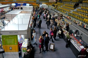 Uczestnicy Targ&oacute;w Książki w Gdyni odwiedzający stoiska wydawc&oacute;w 