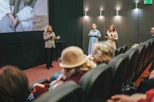  Marta Chełkowska, prezes Pomorskiej Regionalnej Organizacji Turystycznej i dyrektor Departamentu Turystyki i Sportu Urzędu Marszałkowskiego z mikrofonem