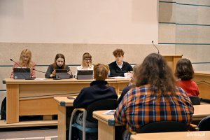 Młodzieżowa Rada Miasta Gdyni podczas obrad 