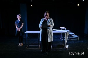 Anna Bochnak-Fryc i Marzena Chojnowska podczas próby spektaklu „NFZ – Nowoczesna Forma Zrozumienia” w ramach projektu „SymulAkcja! Gdzie medycyna spotyka teatr” 