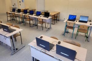 W grudniu do szk&oacute;ł w Gdyni dotarły pierwsze laptopy i tablety dla uczni&oacute;w w ramach dofinansowania z KPO (fot. ZS-P nr 3  w Gdyni)