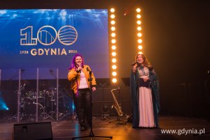 Na scenie (od lewej): prezydent Aleksandra Kosiorek i Karolina Klawitter z Małej Gdyńskiej Filharmonii 