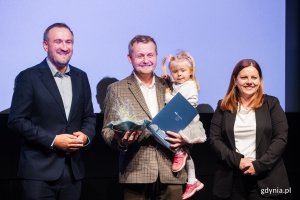 Marcin Kubik laureat Nagrody Prezydent Miasta Gdyni dla pracowników ochrony zdrowia, wraz z córką oraz prezydent Gdyni Aleksandrą Kosiorek i wiceprezydentem Tomaszem Augustyniakiem 