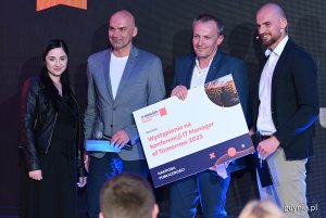 Od lewej: Monika Kryszyłowicz, Bartosz Kozakiewicz, Marcin Springer z Allegro, laureat nagrody publiczności oraz Krzysztof Kozakiewicz - CEO w fundacji Let’s Manager IT i członek konkursowego jury // fot. Michał Puszczewicz