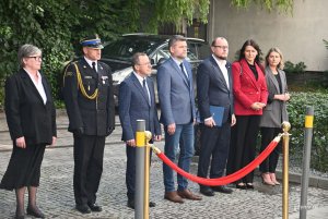 Na zdjęciu (od lewej) m.in.: wnuczka upamiętnionego pułkownika, komendant miejski st. bryg. Marcin Nowak, dyrektor zarządzający Mariusz Bzdęga, wiceprzewodnicząca Rady Miasta Mariola Śrubarczyk-Cichowska (fot. Magdalena Starnawska)