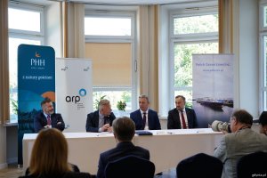 Na zdjęciu (od prawej): Tomasz Augustyniak, wiceprezydent Gdyni, Piotr Pawłowski, prezes zarządu &bdquo;Domu Marynarza, Marek Zaleśny, wiceprezes zarządu Agencji Rozwoju Przemysłu oraz Rafał Szmytke, prezes zarządu Polskiego Holdingu Hotelowego