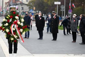 W uroczystościach z okazji Święta Niepodległości wzięli udział (od lewej): poseł Marek Rutka, prezydent Gdyni Wojciech Szczurek, kontradm. Mirosław Jurkowlaniec- dowódca 3. Flotylli Okrętów, przewodnicząca gdyńskiej Rady Miasta Joanna Zielińska i Andrzej Bień - wiceprzewodniczący Rady Miasta. Na pierwszym planie marynarz w mundurze galowym z wieńcem w rękach // fot. Michał Puszczewicz