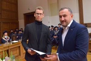 na zdjęciu uśmiechnięci ludzie