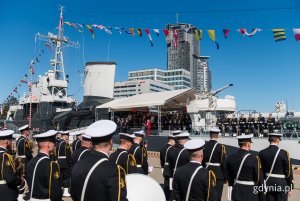 Uroczystości pod ORP &bdquo;Błyskawica&rdquo;: marynarze, goście, a w tle Sea Towers
