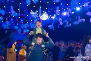 Tata trzymający na barana małego synka