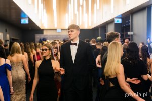 Polonez w wykonaniu maturzystek i maturzyst&oacute;w z ZSAE (fot. Paweł Budziński)