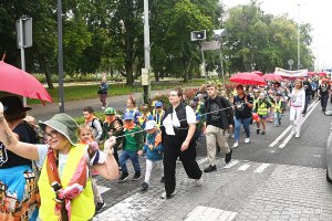 Parada uczniów z Zespołu Szkół Jezuitów w Gdyni 