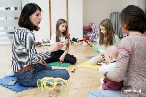 Olena Yanchuk i uczestnicy zajęć w Konsulacie Kultury