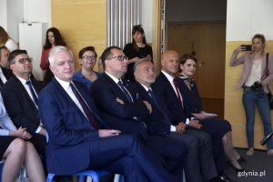 Od lewej: Jarosław Gowin, wicepremier, minister nauki i szkolnictwa wyższego, Paweł Kolczyński, wiceprezes ARP S.A., Wojciech Szczurek, prezydent Gdyni, Konrad Trzonkowski, dyrektor zarządzający ARP S.A.i Katarzyna Gruszecka-Spychała, wiceprezydent Gdyni, fot. Jan Ziarnicki.