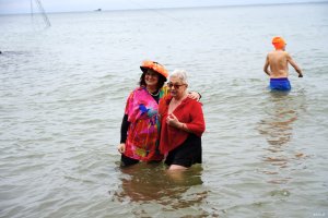 Dwie panie w wieku senioralnym podczas morsowania 