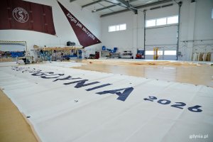 Żagiel stulecia Gdyni dla &bdquo;Iskry&rdquo; w hali produkcyjnej firmy Sail Service 
